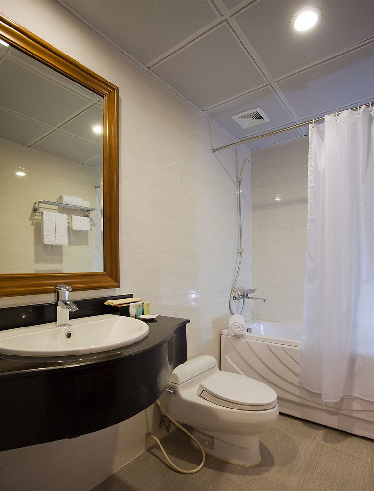 A25 Hotel - 19 Phan Dinh Phung Ханой Екстериор снимка